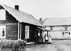 Bolighus, fjøs/låve, personer, hesje.