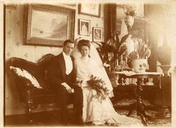 Brudepar, Hildur Murbræck (f. Meyer) med brudgom. Interiør.