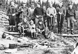 Personer, øks, kaffekjele.