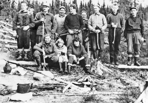 Personer, øks, kaffekjele.