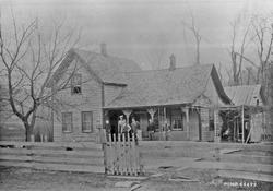 Bolighus, gjerde, personer.