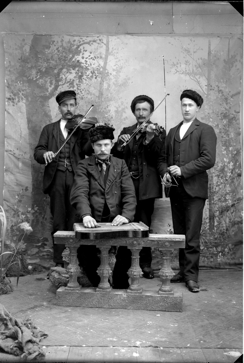 Studioportrett, fire menn, musikere, kvartett. To feler, siter og triangel.