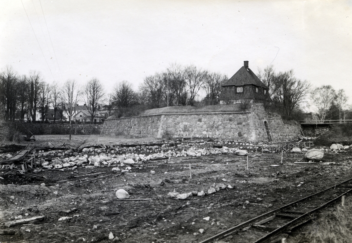 Utgrävning 1932 av  vallgraven och torrgraven väster om Kalmar slott.