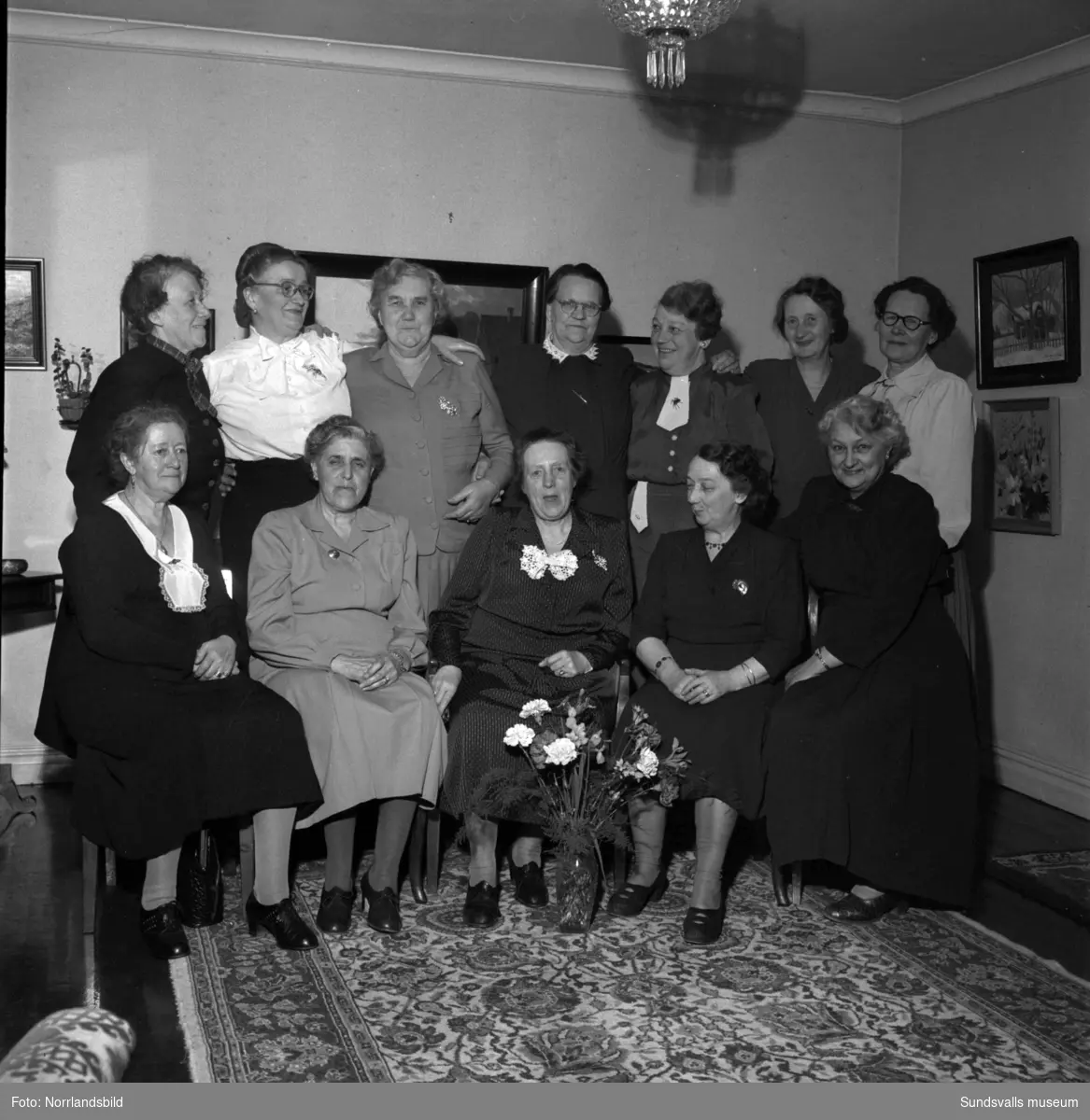 Tolv Sundsvallsdamer firade 50-årsminnet av sin skolavslutning. Gruppfoto.