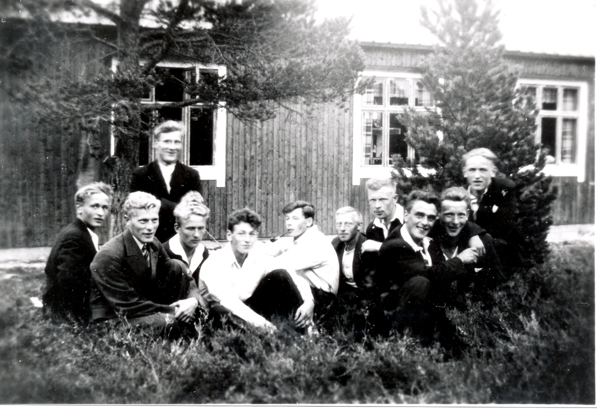 Gruppe på elleve personer utenfor ungdomshuset Solvang, Tranøy