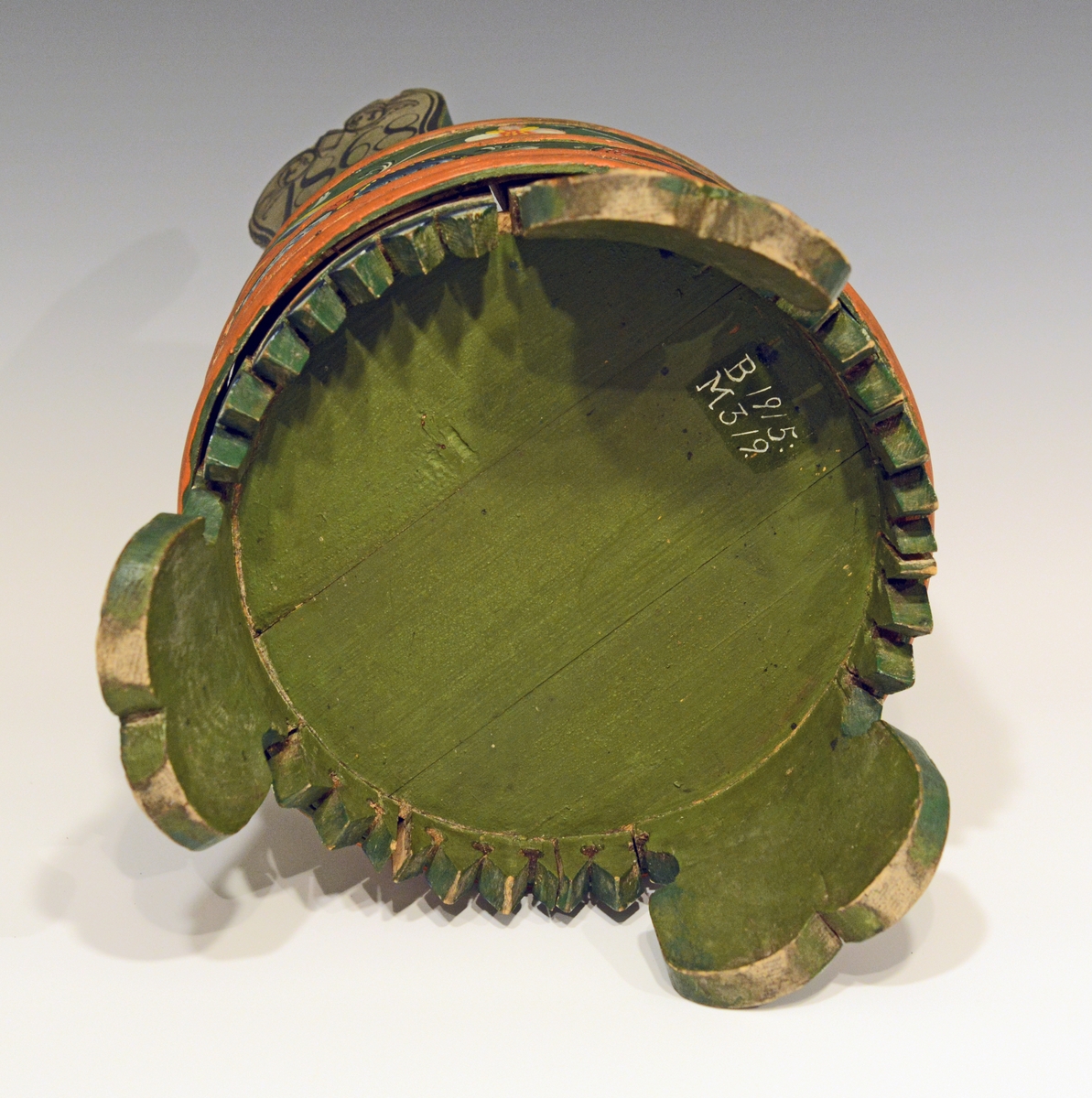 Fra protokollen:
Grøtbøtte, rosemalt av Kittel Østerholt, Lunde. Merket ATD 1868.

Grautspann med lokk. Grautspannet er lagget. Innvendig umalt, utvendig rosemalt. Det er 3 stk brede føtter og tagger i i mellom.