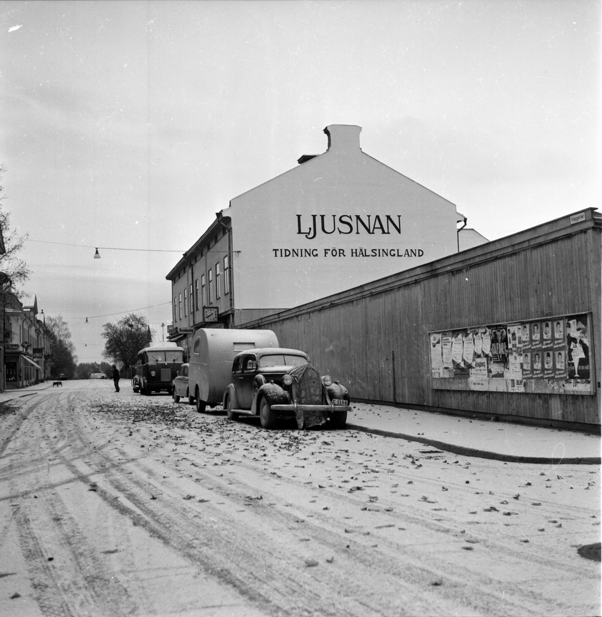 Höstbild från Bollnäs odengatan med
gaveltext Ljusnan mot torget våggatan.
Oktober 1955.
