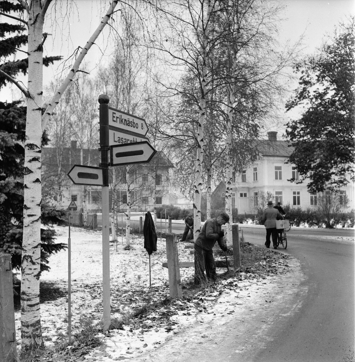 Församlingshusets besvärliga kurva får gångbana.
1955