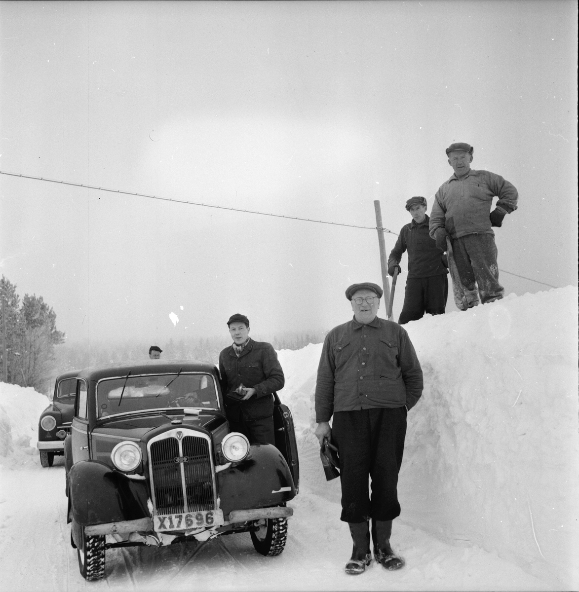 Lantbrevbärare E. Wallinder, Lingbo, februari 1956.
På drivna står Valter Engblom och Henning Nöjd.