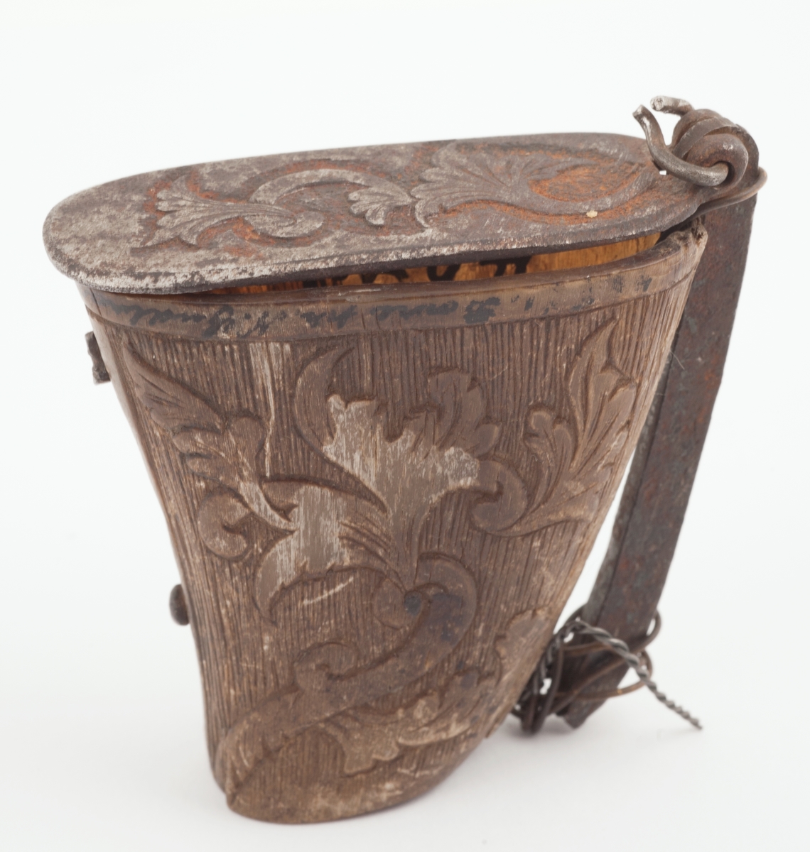 Snushorn i horn med bunn- og ryggskinne av metall.  Hornet og bunnen er dekorert med blomsterranker. Hornet kan være redusert fra et større krutthorn.