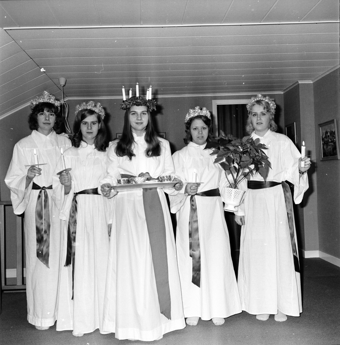 Arbrå, Lucia, 1971. 
Från vänster: Eva Joners, Ing-Britt Olsson, gift Hildingsson, lucian Britt-Mari Carlsson, gift Grahm, Ann Hagström, Marianne Olsson, gift Sundström.