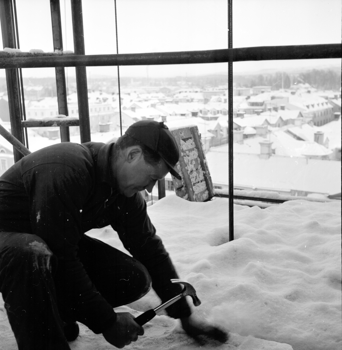 Kyliga arbetsplatser,
19 Jan 1966
Man på byggställning.