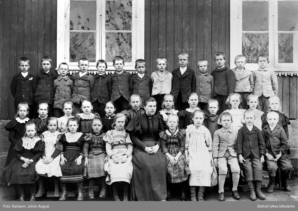Kjølberg skole i Borge, lærerinne frk. Staavie, 1895.. elevenes navn er ukjente.