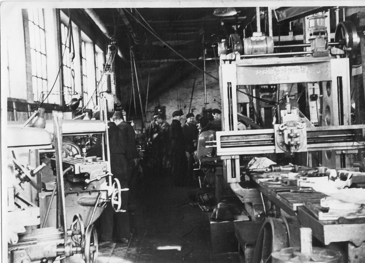 Maskiner og arbeidere ved maskinverkstedet på Kaarbøverkstedet.