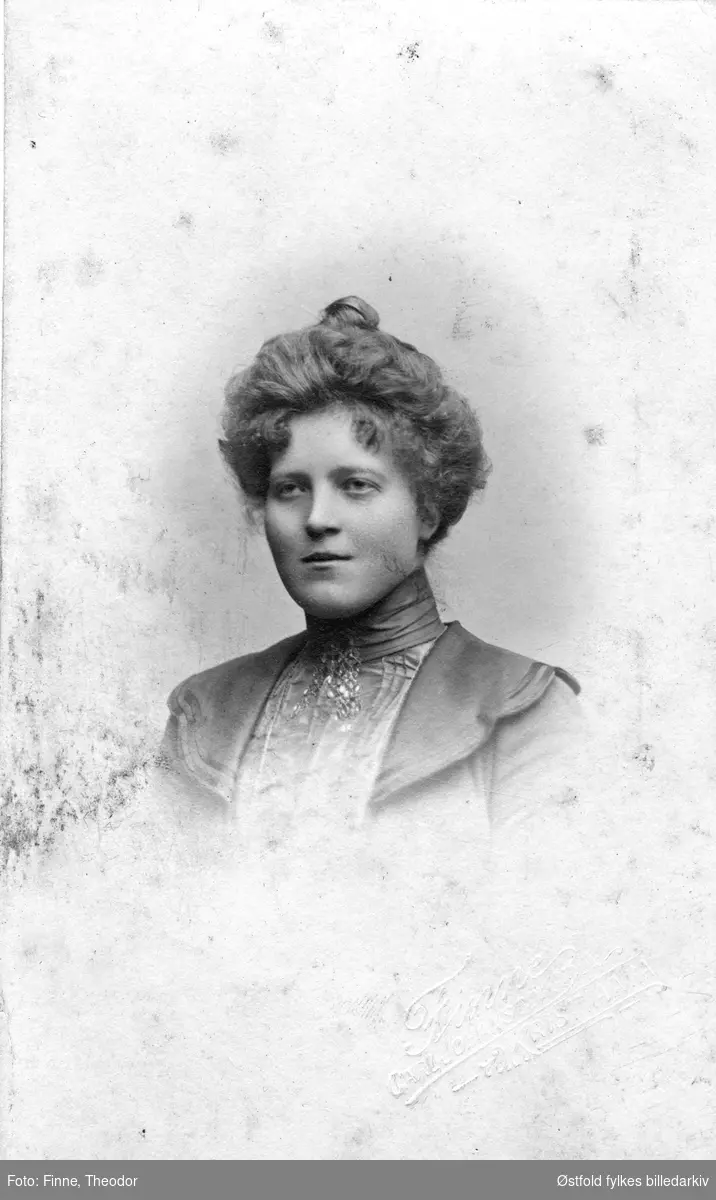 Portrett av ukjent kvinne, visittkort, antatt ca. 1910-15.