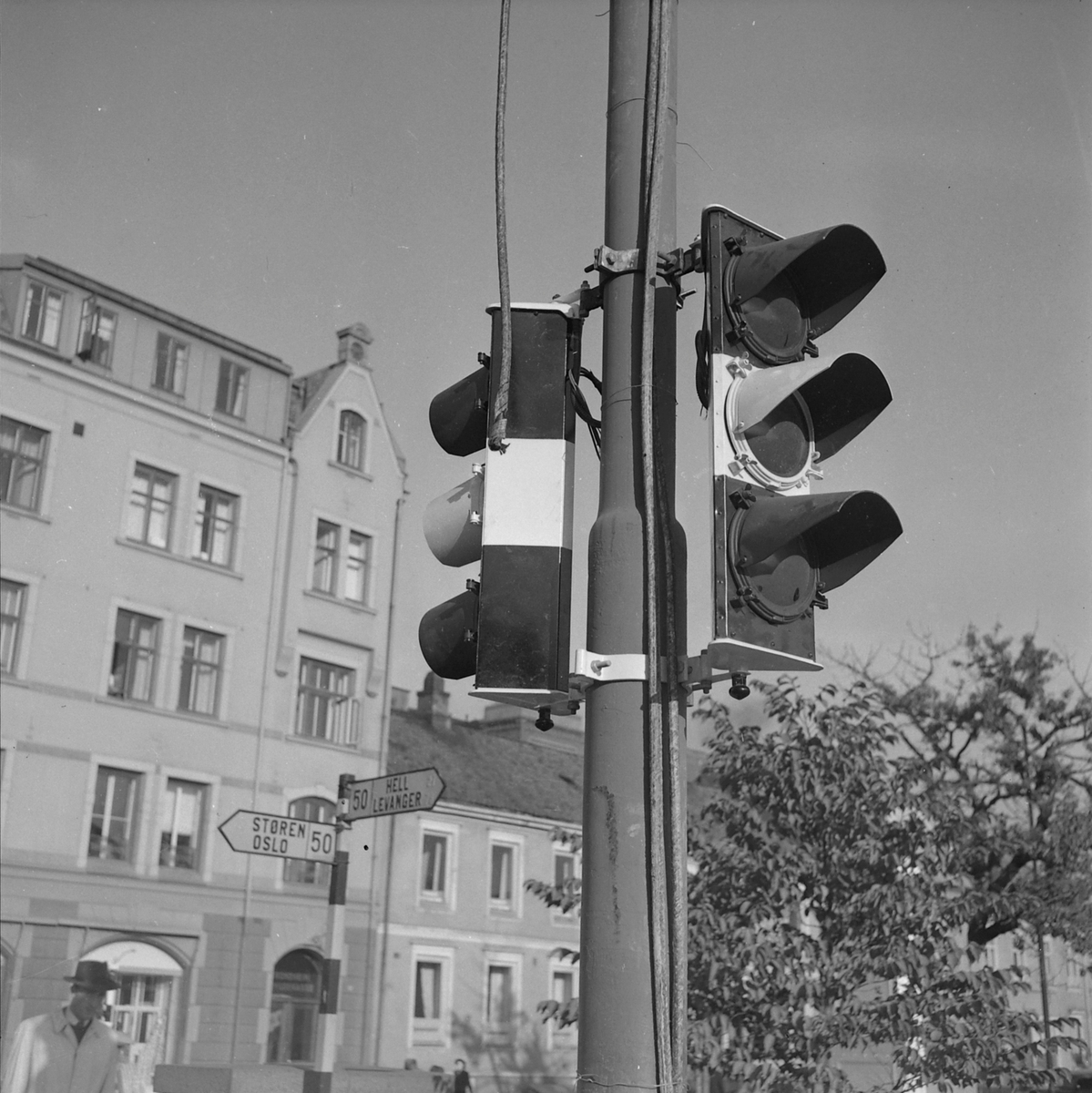 Montering av trafikklys i krysset Olav Tryggvasons gate og Kjøpmannsgata