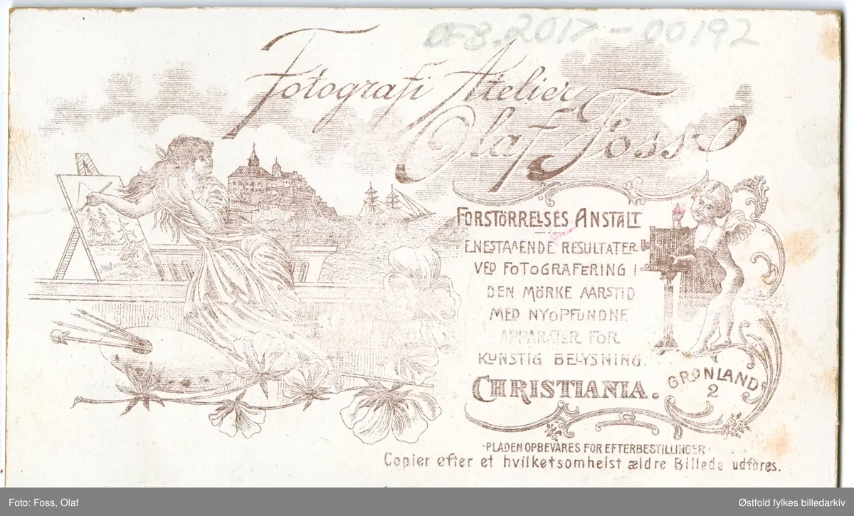 Portrett i atelier av ukjent kvinne og to ukjente menn, visittkort, ca. 1893-1905.