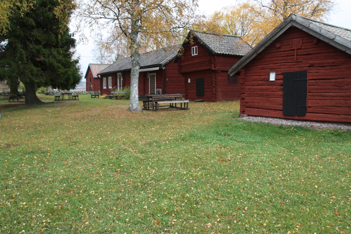 Byggnader vid Huddunge hembygdsgård, Huddunge socken, Uppland 2014