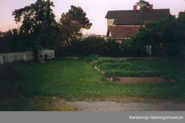 Karlsborg, kortet är taget i Hellmérs trädgård. I bakgrunden syns Gyllene Örnen. Foto: Anders Hellmér, 2001.
