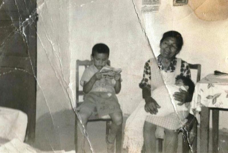 Alfredo (på stolen) sammen med sin grandtante Estela, og hennes barnebarn, Oscar. (Foto/Photo)