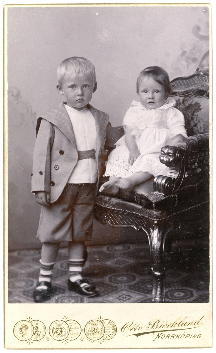 Porträtt av bröderna Lennart och Einar Zeilfelt. Söner till Hjalmar Zielfelt (1864-1909) och Fredrique von Boisman (1867-1956). Sönerna växte upp på Ribbingsholm i Kullerstad, vilket Lennart senare blev ägare till.