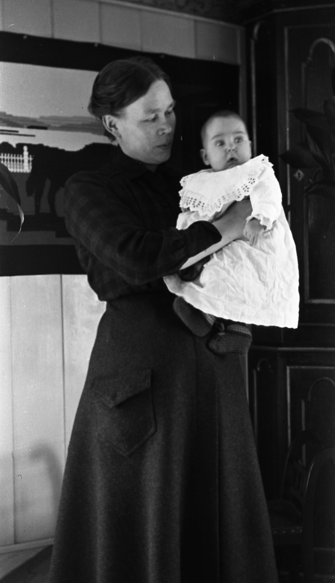 Anna Gunnerød på gården Krabysanden, trolig med dattera Nora (født 1916) på armen.