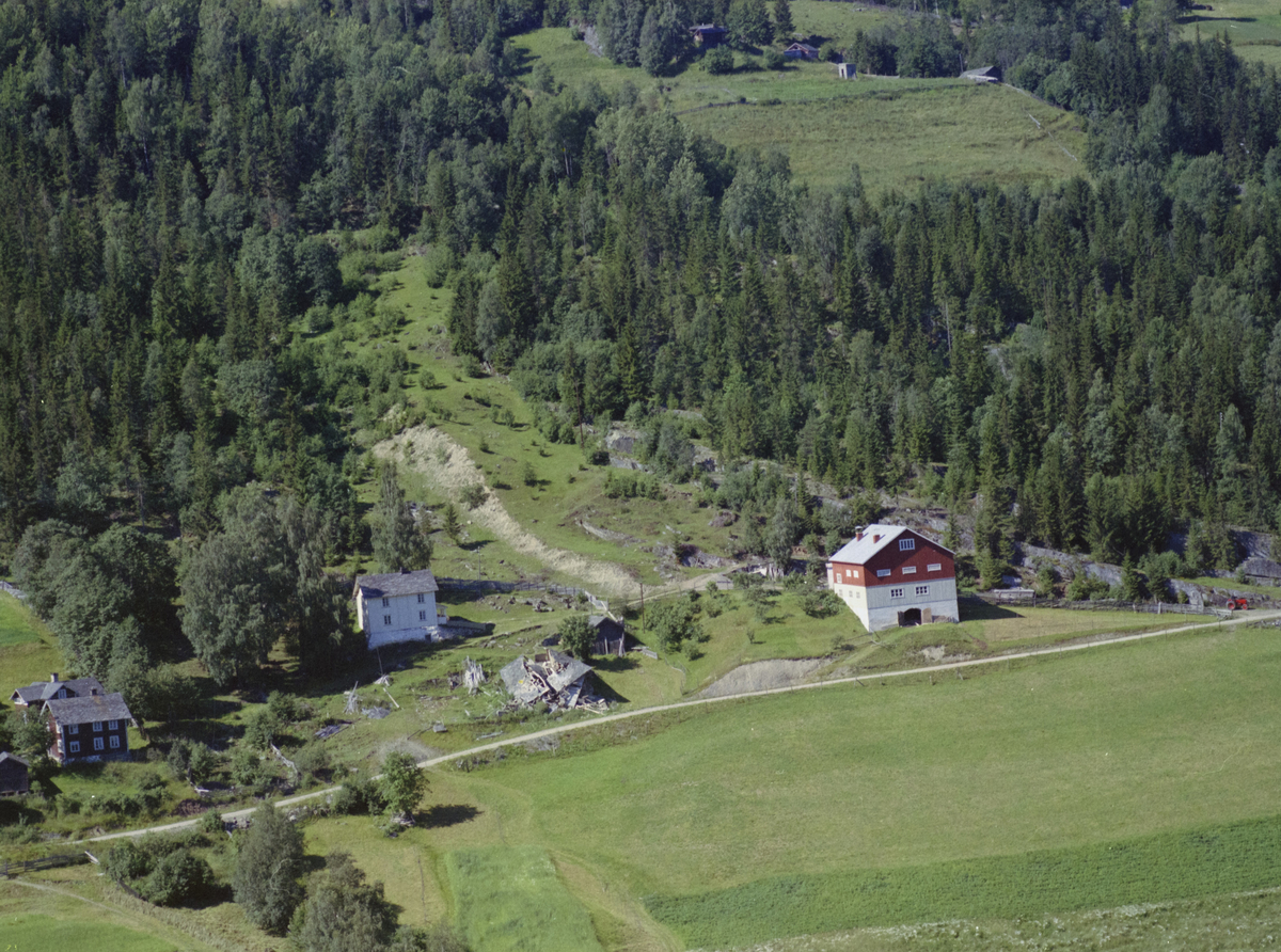 Øyer, Tretten vestside. På baksiden av bildet står det Halsten, og et annet navn er Halsten Sveen. Nå kalles det Sveen eller Svea. Sletten ligger til venstre.
