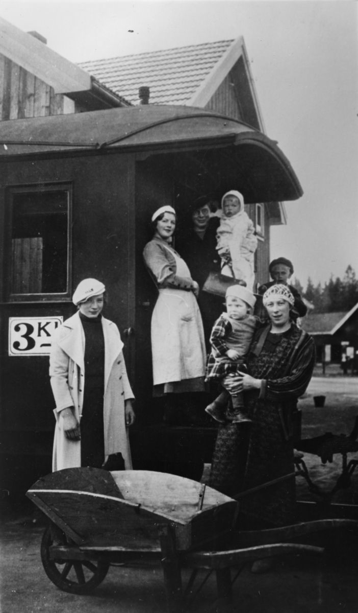 Reisefølge går ombord på Urskog-Hølandsbanens tog på Finstadbru stasjon.