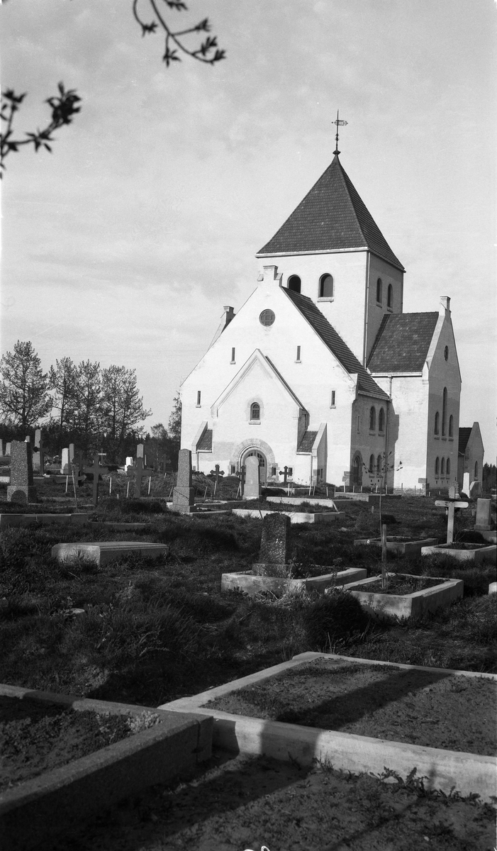 Ås kirke i Vestre Toten mai 1925. Fem bilder hvorav ett er interiør (altertavle), de øvrige kirkebygget.