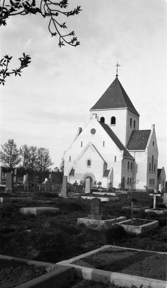 Ås kirke i Vestre Toten mai 1925. Fem bilder hvorav ett er interiør (altertavle), de øvrige kirkebygget.