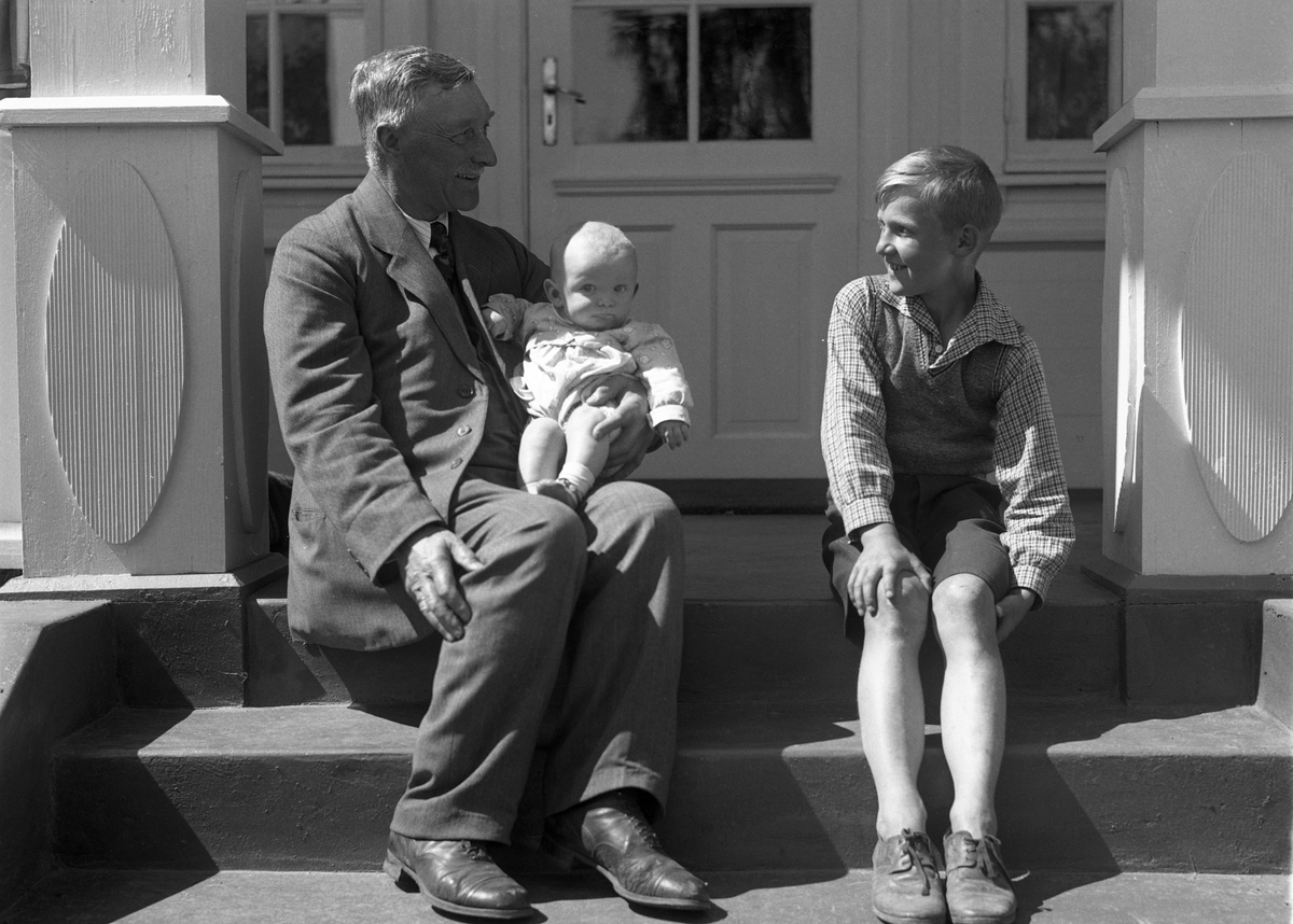 David Seierstad (bilde 2 og 3) og to av hans barnebarn: Helene Johanson og David Kristian Seierstad.