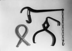 Diverse redskaper. Fire bilder.
-Bilde 1: Bjønn, tømmersaks