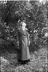 En kvinne avbildet i forskjellige positurer. Serie på 9 bild