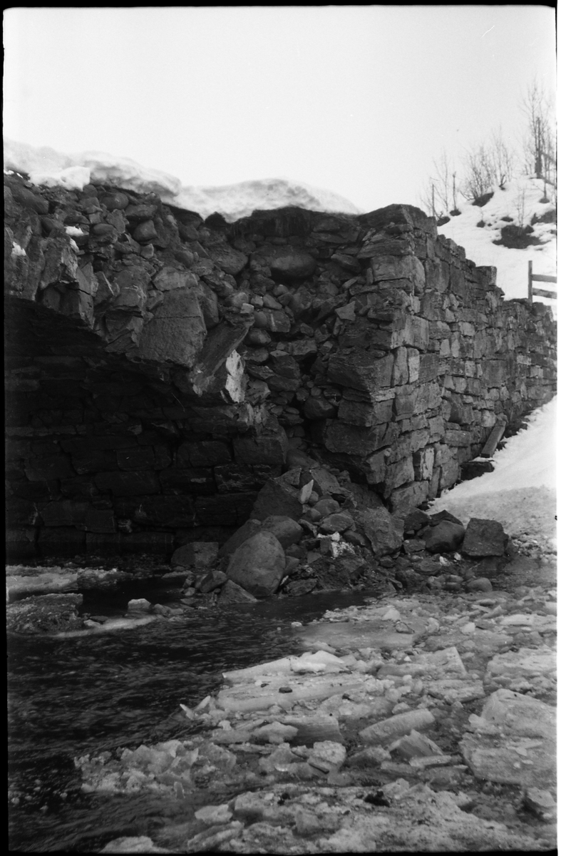Håjen Bru ved Lena, Ø.Toten. Serie på 5 bilder fra 1937, muligens i forbindelse med en skade på brua.
Totens Blad avsa i april 1937 nærmest dødsdom over brua pga. forsømt vedlikehold over flere år, men den står fortsatt i 2020.