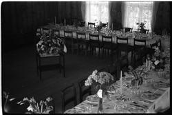 Dekket til festmiddag. Iflg. fotografens notat på "Kraby", t