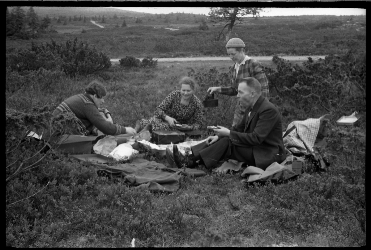 På tur i Gausdalfjellet august 1939. Personene fra venstre (bilde nr. 1): Karine og Sigrun Røisli, Johanne Nøkleby, Berthe og Olaf Tømmerstigen.