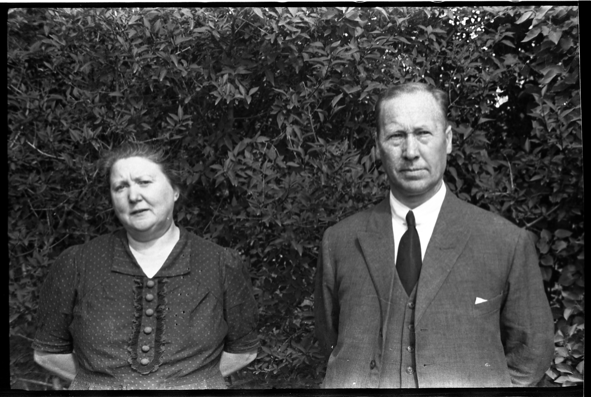 Fotografen har skrevet: "Løcken og frue.". Sannsynligvis høyesterettsadvokat Edvard Løchen, og hans kone Martha Louise Hoel Løchen, datter av advokat Hoel på Roan, Kapp.