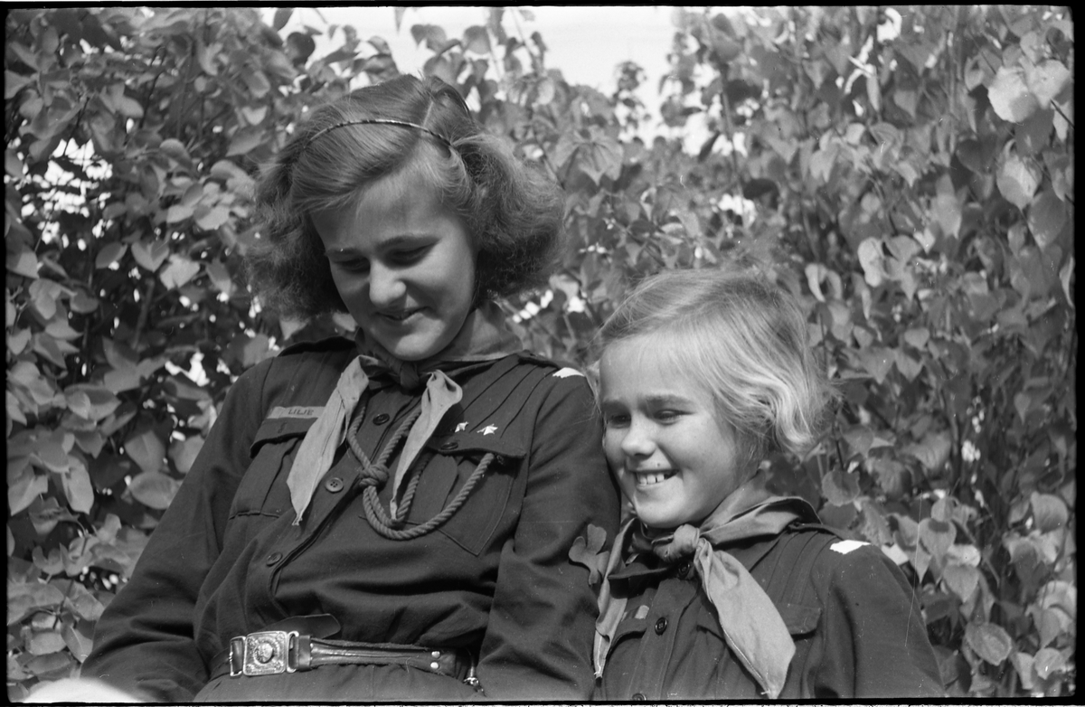 Søstrene Aase (den eldste av de to) og Inger Frydenberg i speideruniform. Fire bilder.