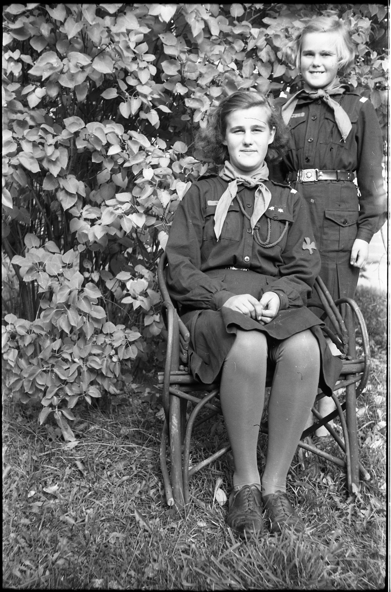 Søstrene Aase (den eldste av de to) og Inger Frydenberg i speideruniform. Fire bilder.