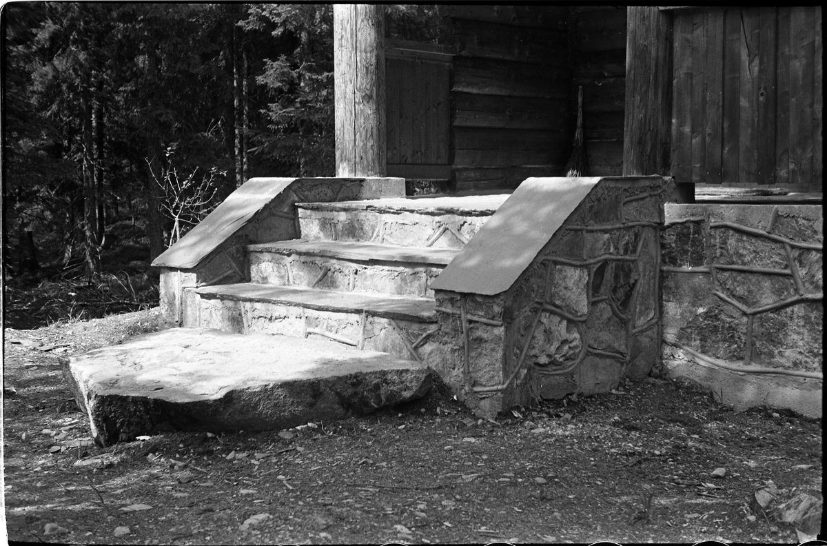 Eksteriørdetaljer fra sogneprest Holes hytte ved Skjeppsjøen på Totenåsen. Tre bilder.