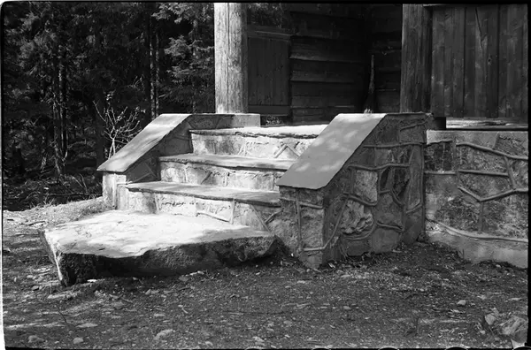 Eksteriørdetaljer fra sogneprest Holes hytte ved Skjeppsjøen