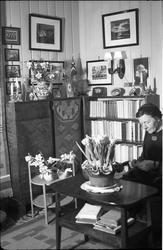 Interiørbilder fra Toten Offentlige Skole (Rogneby). Persone