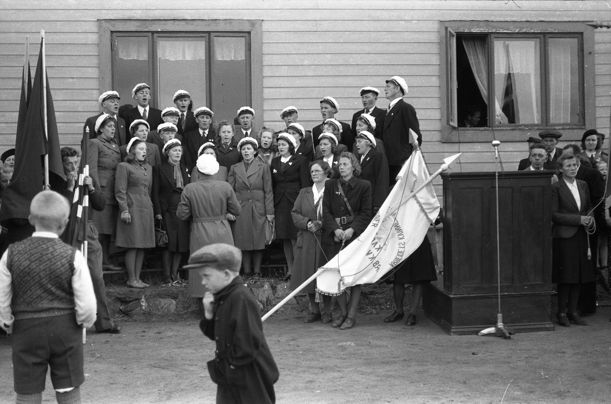 1,mai 1946 i Østre Toten. Demonstrasjonstoget har ankommet Festiviteten på Kraby der det blir holdt apeller etc. Ingen av personene på bildene er identifisert.