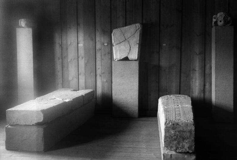 Gravsteiner fra middelalderen ligger på utstilling i et gammelt tømmerhus. (Foto/Photo)