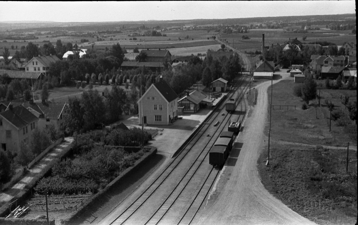 Oversikt over Lena sentrum med jernbanestasjonen i forgrunnen. Bildet tatt fra toppen av kornsiloen. August 1947.