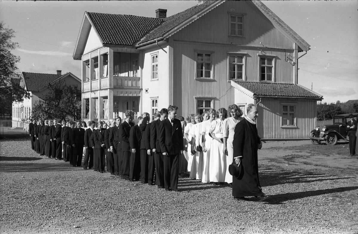 Konfirmanter i prosesjon fra Hoff Kommunelokale til Hoff kirke høsten 1948. Seks bilder.
