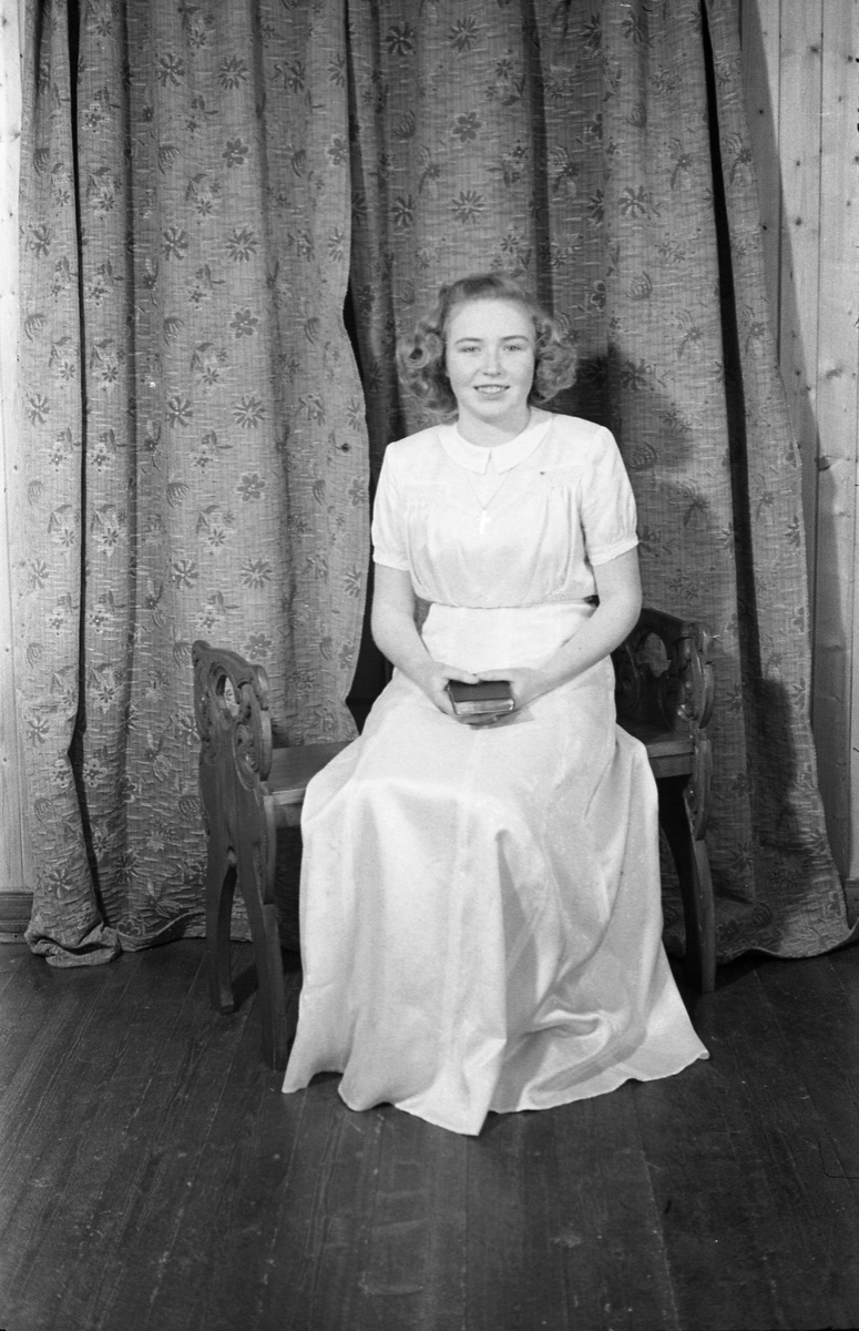 Helfigurs portrett av ei ung uidentifisert kvinne iført hvit lang kjole. Serie på 9 bilder.