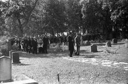 Gravferd på Hoff kirkegård august 1949.  Serie på sju bilder