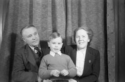 Halvfigurs portrett av Olaug og Knut Rust med en uidentifise