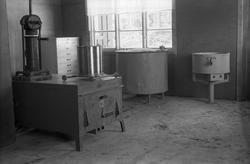 Fire interiørbilder, trolig et kjellerlokale. Sannsynligvis 